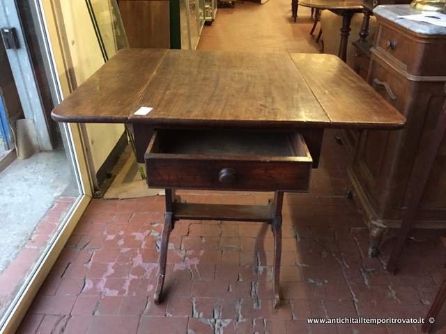 Mobili antichi - Tavoli a bandelle  - Antico tavolino a bandelle da salotto Tavolino a bandelle Vittoriano - Immagine n°2  
