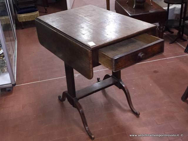 Mobili antichi - Tavoli a bandelle  - Antico tavolino a bandelle da salotto Tavolino a bandelle Vittoriano - Immagine n°3  