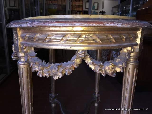 Mobili antichi - Tavoli e tavolini - Antico tavolino ovale dorato Antico tavolino con ghirlande - Immagine n°4  