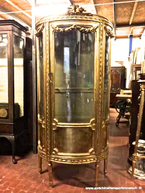 Antica vetrina dorata e scolpita - Antica vetrina con ghirlande