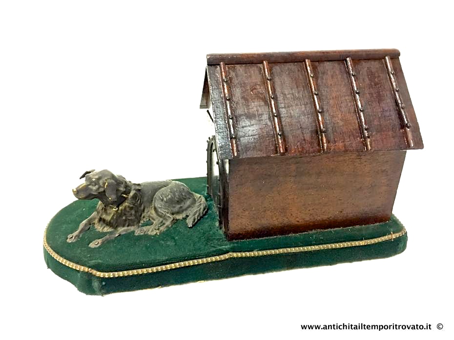 Oggettistica d'epoca → Oggetti vari → Antica scatola porta profumi a forma di cuccia

Delizioso e inusuale porta flaconi da profumo  di provenienza italiana realizzato nei primi anni del 900: rappresenta un cane in ottone argentato (cm.8) posto davanti alla cuccia a forma di casetta …

... continua ...

