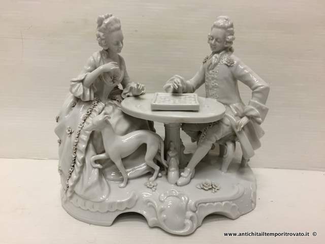 Oggettistica d`epoca → Statue e statuine → Antico gruppo in porcellana bianca Antico centrotavola in porcellana
Antico ed elegante centrotavola in porcellana bianca su base ovale mossa (22x18), rappresentante una dama e un gentiluomo con deliziosi abiti settecenteschi, intenti a giocare a dama, con accanto un …
... continua ...
Immagine:immagini/catalogo/4000/4541.jpg