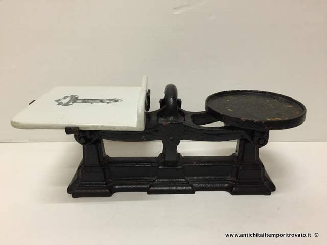 Oggettistica d`epoca → Bilance → Antica bilancia ferro

Antica bilancia inglese dei primi del 900 con maniglia centrale e  piatto in ceramica bianca con decoro in nero rappresentante la  giustizia. La base in ferro misura cm.40x10, il piatto in ceramica  …

... continua ...

