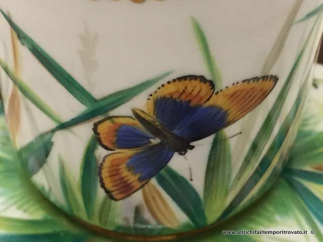 Oggettistica d`epoca - Tazze da collezione - Antica tazza con farfalle Tazza decorata con farfalle in un prato - Immagine n°6  