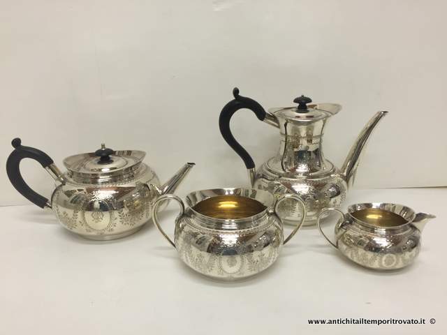 Sheffield d'epoca → Set in sheffield  → Set da 4 pezzi con ghirlande di fiori e fragole

Eccezionale il design di questo set elegantemente cesellato composto da quattro pezzi: caffettiera, teiera, zuccheriera e lattiera (questi ultimi due pezzi sono dorati internamente). La caffettiera …

... continua ...

