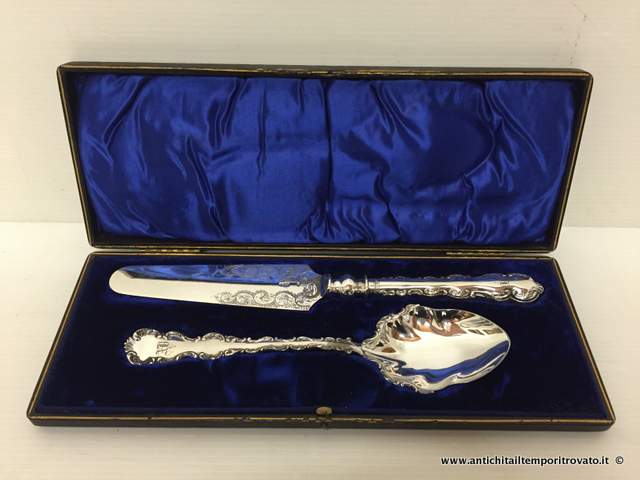 Sheffield d'epoca → Posate d`epoca → Antica coppia di posate da dolce

Elegante coppia di posate da dolce in silver plate che comprende una paletta da torta e un cucchiaio per servire creme o cioccolato (da accompagnare con la torte). Il cucchiaio è modellato …

... continua ...


