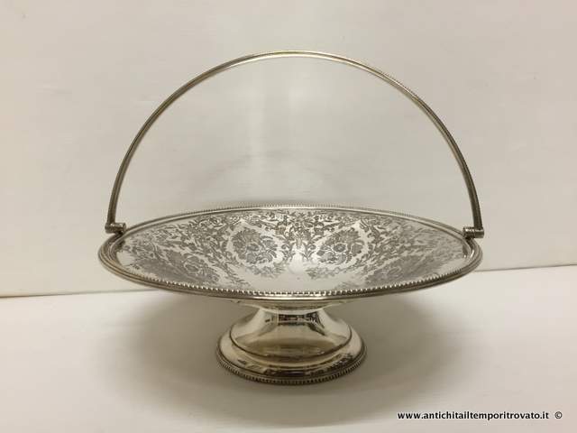 Sheffield d'epoca → Cestelli  → Antico cestello decorato con fiori

Elegante e solido cestello in silver plate (Ø27; h.9, h. con manico cm.24) poggiante su base rotonda (Ø11; h.5), con bordo e manico puntinato: all`interno, nel cavetto, è …

... continua ...

