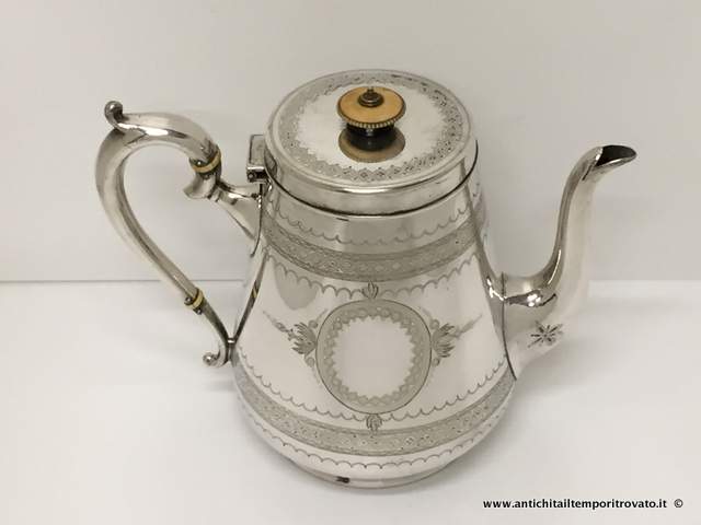 Sheffield d'epoca → Caffettiere → Antica caffettiera pomolo in osso

Elegante caffettiera inglese in silver plate della fine dell`800 con un elegante decorazione formata da un intreccio di nastri eseguiti a bulino. Poggia su una base rotonda (cm.Ø10), manico …

... continua ...

