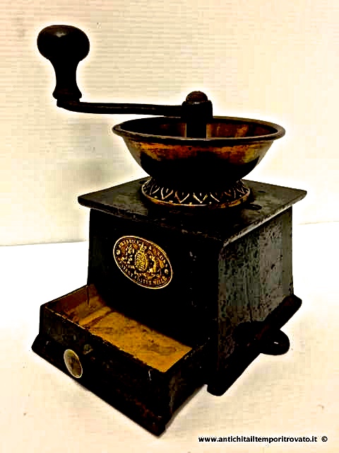 Oggettistica d`epoca - Macinacaffe - Antico macinacaffe in ghisa del pieno periodo Vittoriano Macinacaffe dell`800 - Immagine n°2  