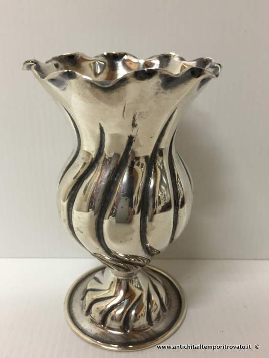 Argenti antichi → Oggetti vari in argento → Piccolo vaso in argento con baccelli a torchon Vasetto in argento a torchon
Delizioso vaso ad anfora di piccole dimensioni in argento 800 (italiano) con lavorazione a sbalzo a motivi elicoidali su base rotonda (cm.Ø5,5) e bordo smerlato (cm.Ø5,5). Punzonato nel …
... continua ...
Immagine:immagini/catalogo/4000/4830.jpg