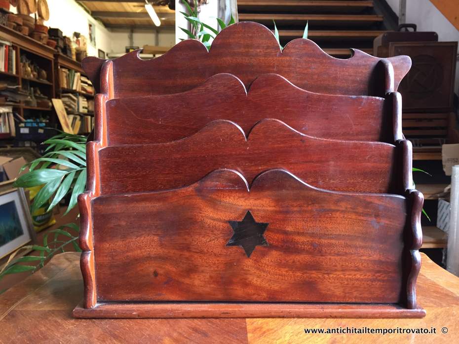 Oggettistica d`epoca - Oggetti in legno
Antico porta posta con la stella di David - Porta posta francese in massello di mogano
Immagine n° 
