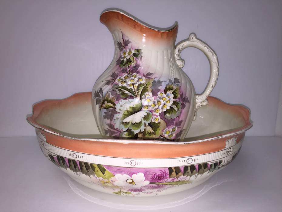 Oggettistica d`epoca → Porcellane e ceramiche → Antico lavabo e catino francese Antico lavabo e catino con decori floreali
Antico lavabo e catino in ceramica con bordi color pesca e deliziosi decori floreali dipinti a mano: la brocca, con manico mosso e corpo a torchon ha due differenti decori, uno per parte. Misure: …
... continua ...
Immagine:immagini/catalogo/4000/4912.jpg