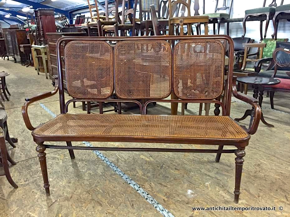 Mobili antichi → Divani → Antico divano con 2 poltrone fine 800 originale Thonet

Antico e raro set composto da un divano e due poltrone marcati Thonet (foto n° 9), realizzato a Vienna a cavallo del secolo in faggio curvato a vapore. Il divano misura cm.157x52, il fondo in …

... continua ...

