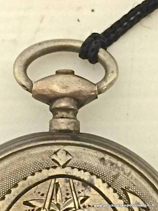 Oggettistica d`epoca - Orologi e portaorologi - Antica monachina francese in argento Piccolo orologio da donna in argento cesellato - Immagine n°2  