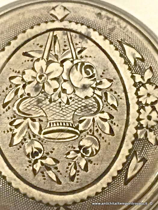 Oggettistica d`epoca - Orologi e portaorologi - Antica monachina francese in argento Piccolo orologio da donna in argento cesellato - Immagine n°3  