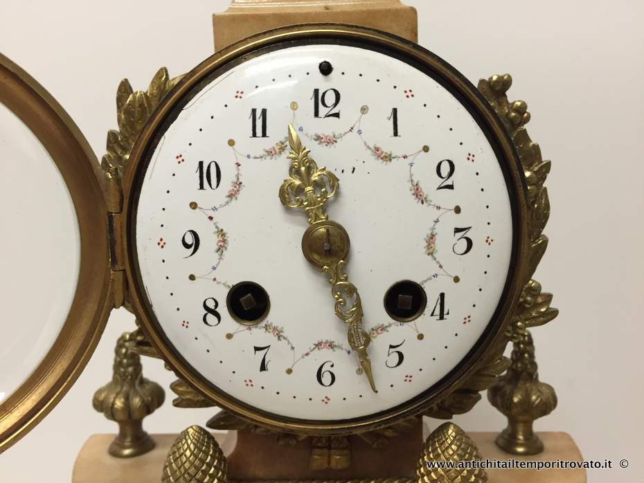 Oggettistica d`epoca - Orologi e portaorologi - Antico orologio francese a pendolo Orologio francese in marmo con colonne - Immagine n°4  