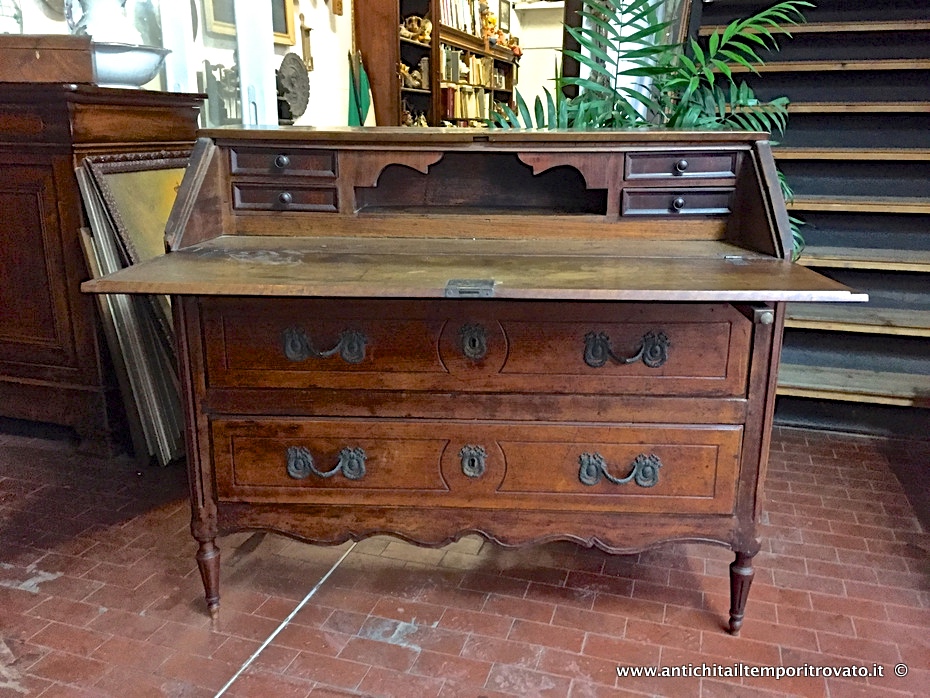 Mobili antichi → Bureau e trumeau → Antica ribalta italiana in noce

Antica ribalta emiliana in massello di noce (cm.113x48; h.100) eseguita a cavallo tra la fine del 700 e gli inizi dell'800. Sostenuta da quattro piedi troncoconici alti cm.18: i due frontali sono …

... continua ...

