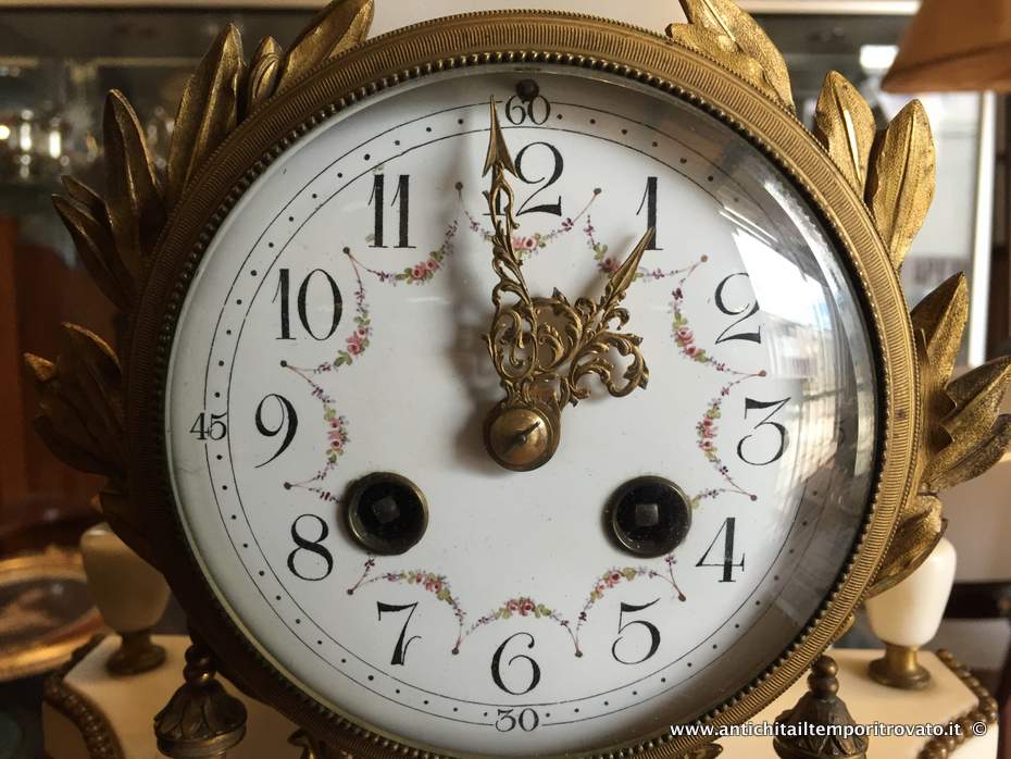 Oggettistica d`epoca - Orologi e portaorologi - Antico orologio in marmo e bronzo Orologio francese con colonne - Immagine n°3  