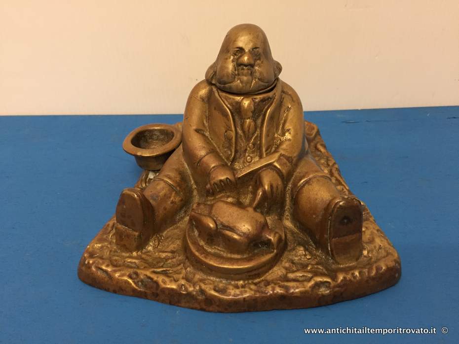 Oggettistica d`epoca → Calamai → Antico calamaio Vittoriano Antico calamaio da collezione
Raro calamaio Vittoriano da collezione in bronzo rappresentante un ghiottone che mangia un tacchino: il personaggio, molto conosciuto in inghilterra per la sua stazza, è Daniel Lambert, nato …
... continua ...
Immagine:immagini/catalogo/5000/5260.jpg