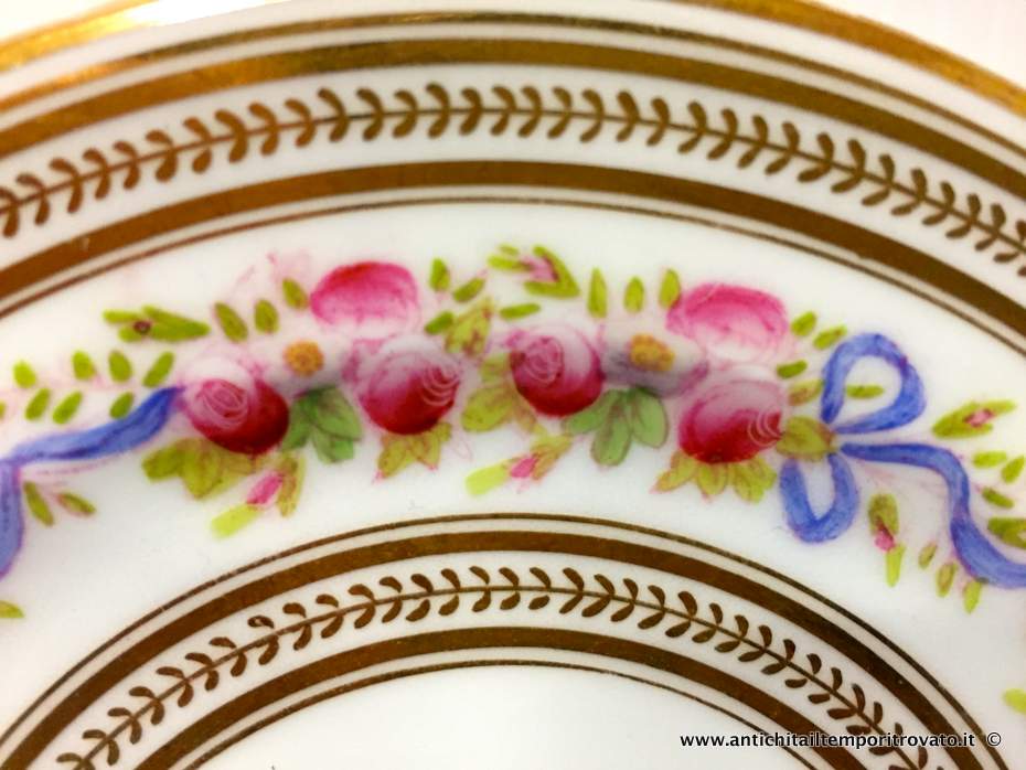 Oggettistica d`epoca - Tazze da collezione - Antica tazza con roselline e fiocchi dipinti Antica tazza con doppio piattino - Immagine n°8  
