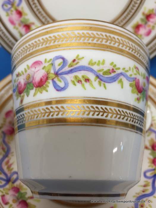 Oggettistica d`epoca - Tazze da collezione - Antica tazza con roselline e fiocchi dipinti Antica tazza con doppio piattino - Immagine n°9  