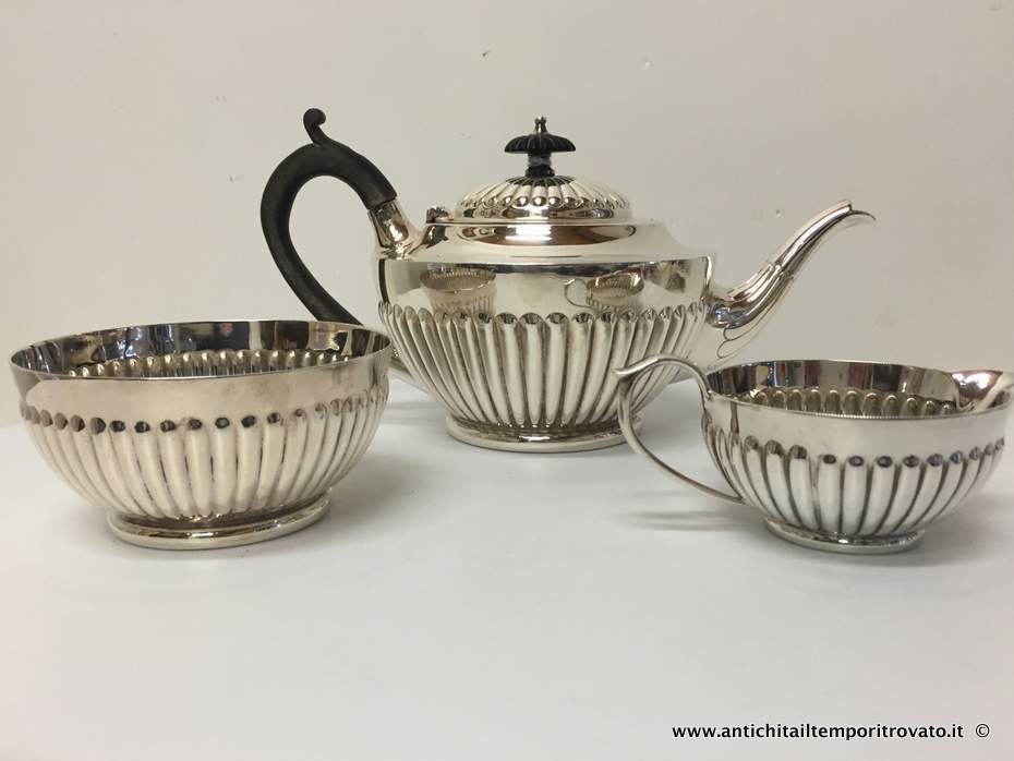 Sheffield d'epoca → Set in sheffield → Antico tte a tte in silver plate Antico tte a tte inglese
Antico set tête à tête inglese dei primi dle 900 punzonato J.N. & Co. E.P.(Electroplated), con il logo della corona, composto da tre pezzi: teiera (cm.Ø18, dal manico al …
... continua ...
Immagine:immagini/catalogo/5000/5335.jpg