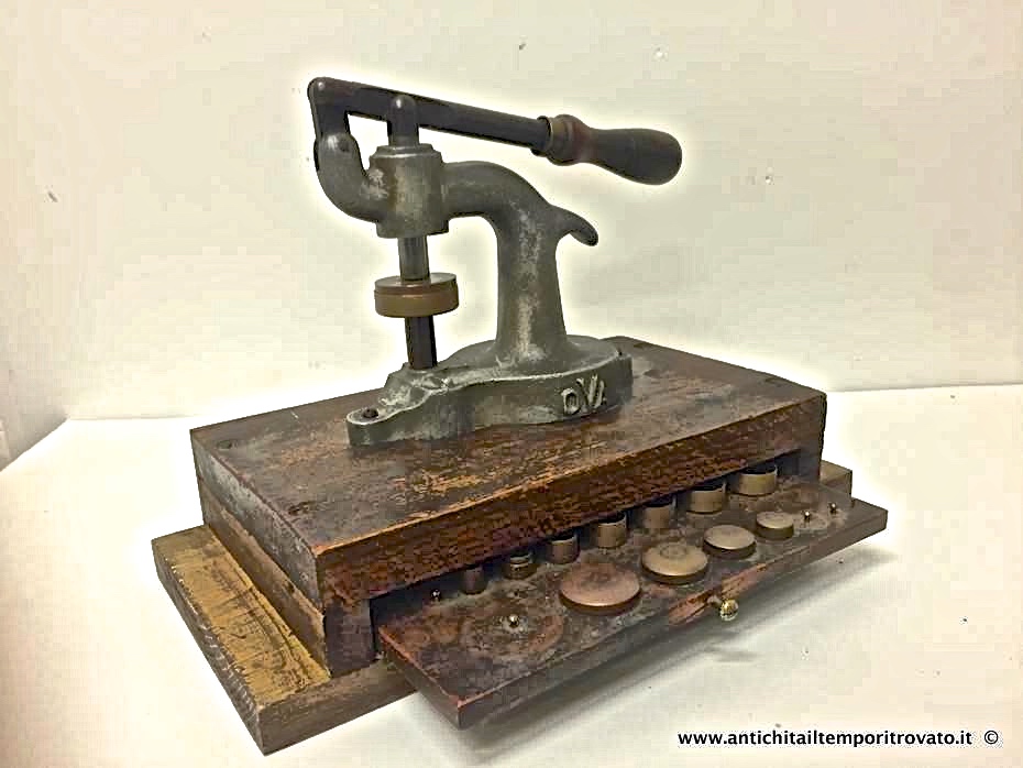 Oggettistica d'epoca → Orologi e portaorologi → Antico attrezzo da orologiaio

Antico attrezzo inglese da orologiaio dei primi del 900 (marca Ova) per la riparazione degli orologi. Composto da una pressa per l`inserimento dei vetri degli orologi. Buono lo stato di …

... continua ...

