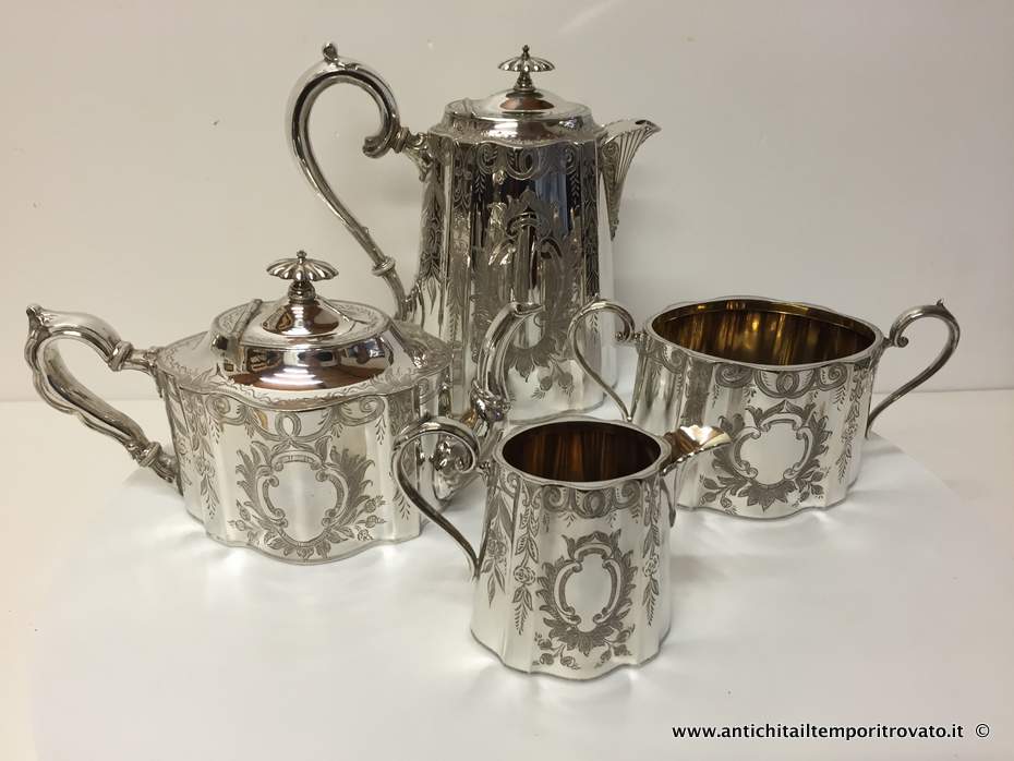 Sheffield d'epoca → Set in sheffield → Quattro pezzi te e caffe d`epoca Caffettiera, teiera, zuccheriera e lattiera antica
Elegante servizio da tè in silver britannia metal della fine dell`800 composto da quattro pezzi: teiera (15x11; h.15), caffettiera (fondo 15x11, h.24: filtro originale, foto n°3), lattiera (9x7 …
... continua ...
Immagine:immagini/catalogo/5000/5405.jpg