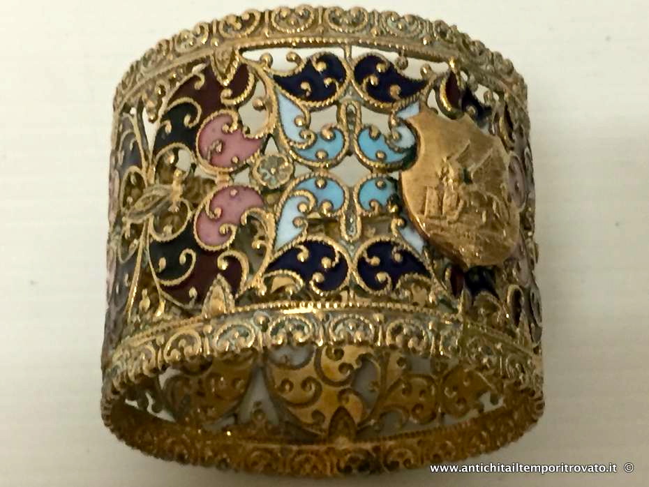 Oggettistica d`epoca - Bronzo ottone ferro - Antichi portatovaglioli con lo stemma di Venezia - Immagine n°2  