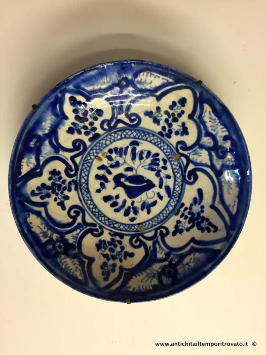 Antico piatto da appendere del 700 - Piatto in maiolica dipinto in blu