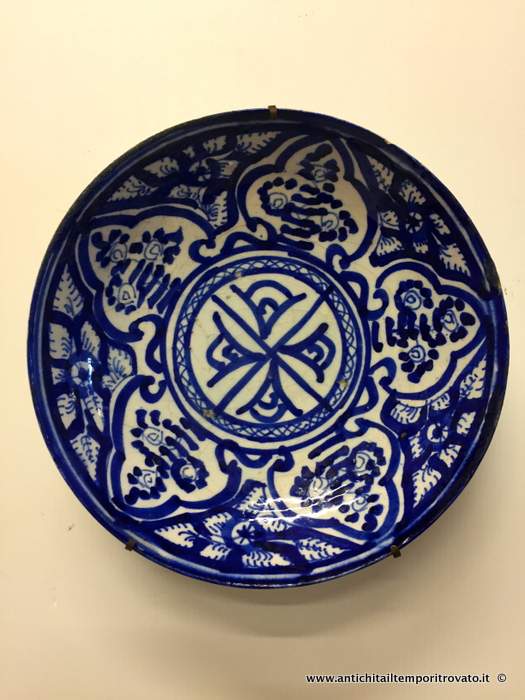 Piatto settecentesco sotto vetrina - Antico piatto del 700 decorato in blu cobalto