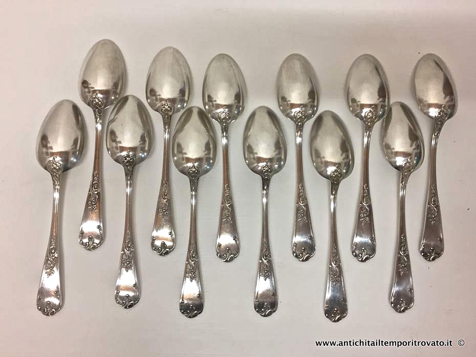Sheffield d`epoca - Posate d`epoca - Antico set 12 cucchiaini francesi con decori floreali Serie di 12 cucchiaini francesi in metallo argentato - Immagine n°2  