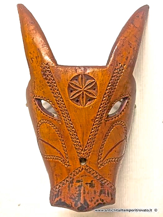 Su boe, maschera sarda in legno intagliato - Su boe, maschera del carnevale sardo disegnata da Ciusa Romagna