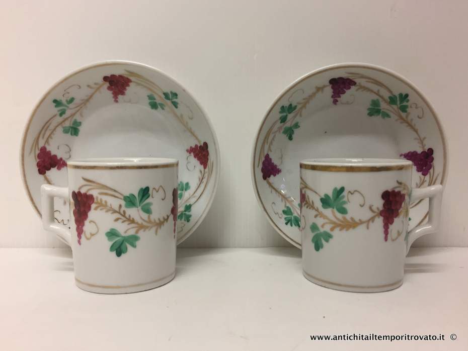 Oggettistica d`epoca → Tazze da collezione → Antica coppia di tazzine italiane

Antica coppia di tazzine italiane da caffè di forma cilindrica della  seconda metà dell`800, dipinte a mano con decoro di tralci d`uva in  bordeaux, verde e oro. Il piattino, con bordo …

... continua ...


