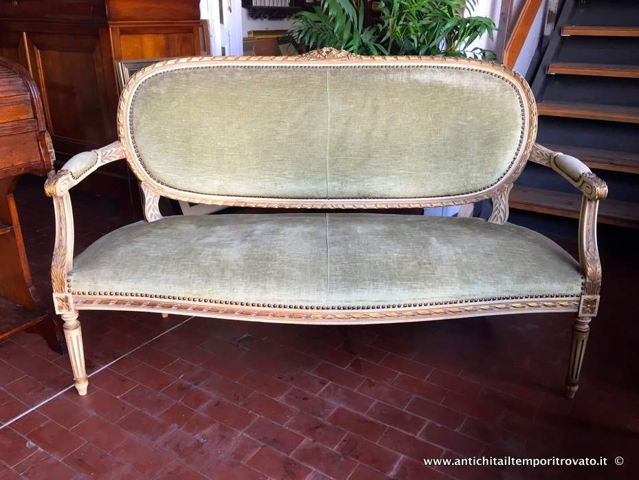 Antico divano a medaglione - Divano laccato in crema e oro