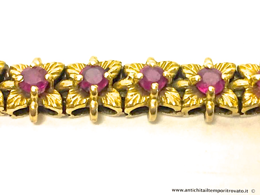 Gioielli e bigiotteria - Bracciali - Antico bracciale oro e rubini Bracciale in oro con 33 fiori con al centro rubini - Immagine n°5  