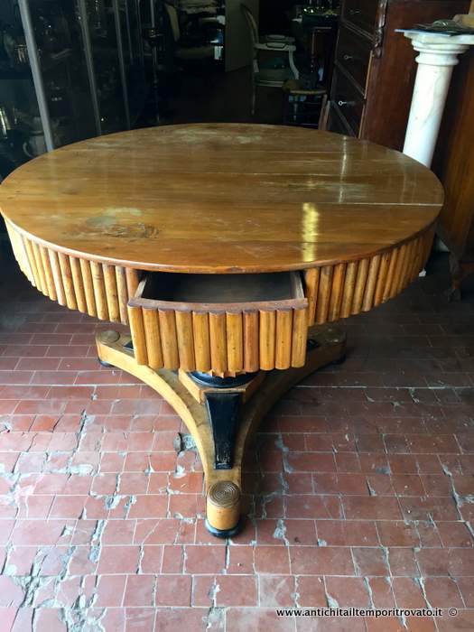 Mobili antichi - Tavoli e tavolini - Antico tavolo con colonna scanalata Antico tavolo da sala - Immagine n°6  
