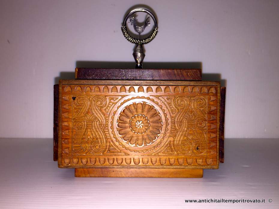 Antica scatola in legno intagliato di Nonnis - Scatola portagioie finemente intagliata in pezzo unico