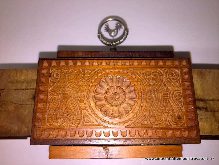 Sardegna antica - Tutto Sardegna - Antica scatola in legno intagliato di Nonnis Scatola portagioie finemente intagliata in pezzo unico - Immagine n°2  