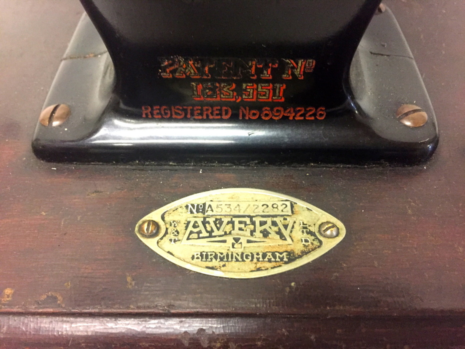 Oggettistica d`epoca - Bilance - Antica bilancia inglese per tabacco Antica bilancia in bachelite con piattini in vetro - Immagine n°10  