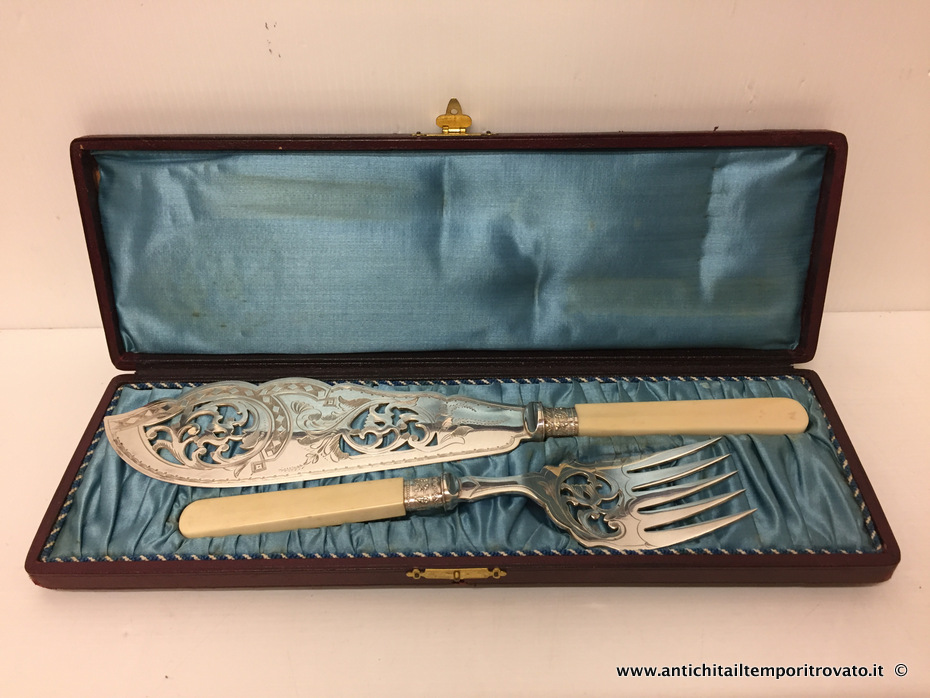 Sheffield d'epoca → Posate d`epoca → Posate da pesce dell`800 con manico in osso Coppia di posate da servizio in silver plate
Elegante coppia di posate da servizio in silver plate decorate con elementi floreali, traforate e incise a bulino. Il coltello misura cm.32 (il manico cm.12, il solo osso cm.11), la forchetta cm.23 …
... continua ...
Immagine:immagini/catalogo/5000/5756.jpg