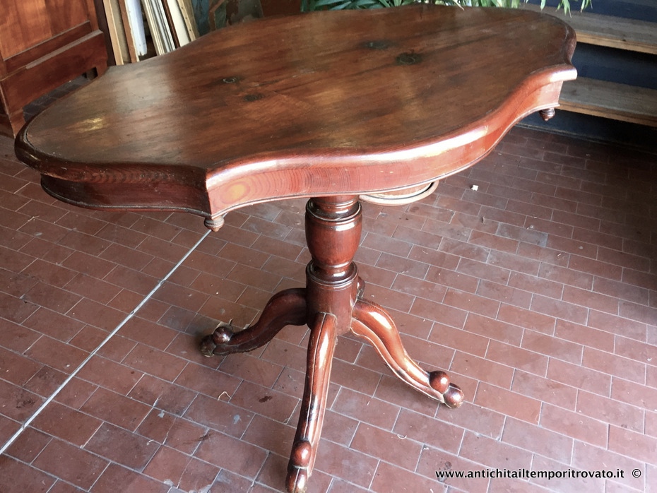 Mobili antichi - Tavoli e tavolini - Antico tavolo a biscotto in pitchpine Antico tavolino sardo rustico - Immagine n°2  