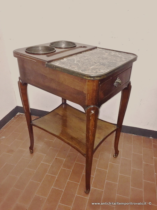 Mobili antichi - Tavoli e tavolini
Antico tavolino da champagne - Tavolino porta champagne con piccole rotelle
Immagine n° 