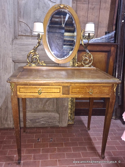 Mobili antichi → Toilettes → Antica toiletta con appliques Toiletta francese con luci laterali
Deliziosa e unica questa antica toiletta realizzata negli anni 30 in Francia: costruita in mogano e rifinita con intarsi in bois de rose nel piano, nei cassetti e nella specchiera. Specchio molato …
... continua ...
Immagine:immagini/catalogo/5000/5818.jpg