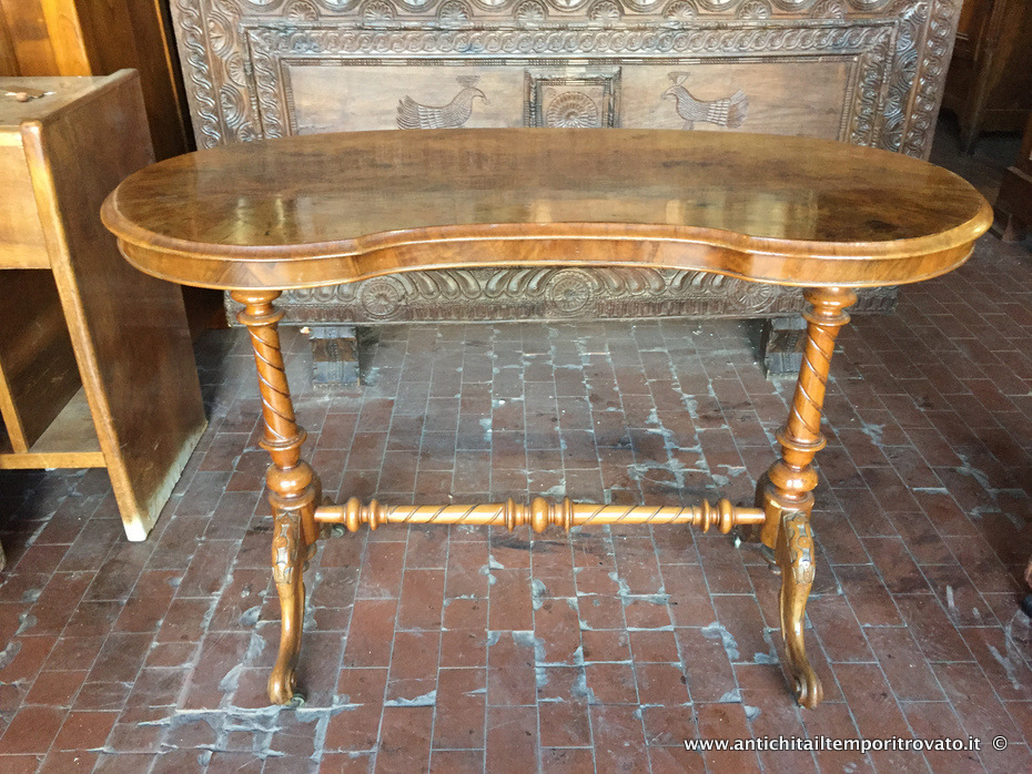 Antico tavolino Vittoriano a fagiolo in noce e radica - Tavolino da salotto Vittoriano detto a fagiolo