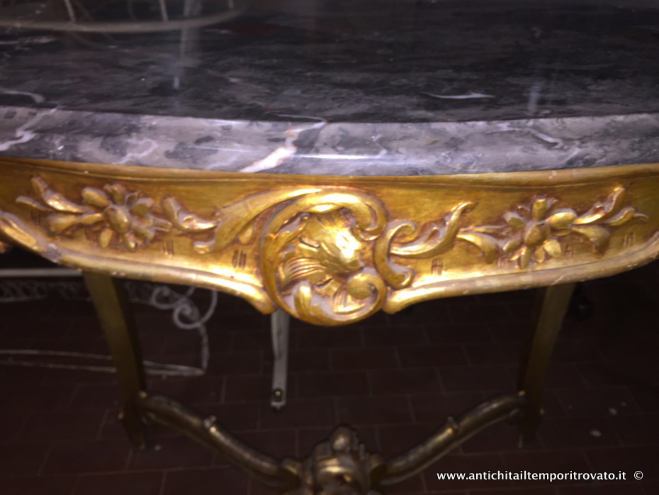 Mobili antichi - Tavoli e tavolini - Delizioso tavolino in legno dorato Antico tavolino dorato e scolpito - Immagine n°3  