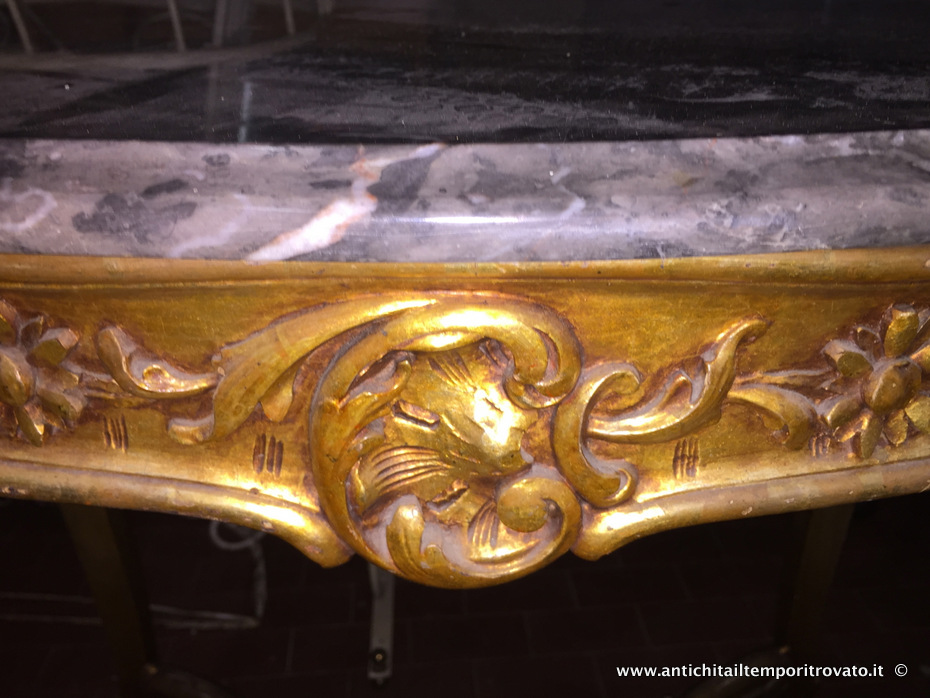 Mobili antichi - Tavoli e tavolini - Delizioso tavolino in legno dorato Antico tavolino dorato e scolpito - Immagine n°4  
