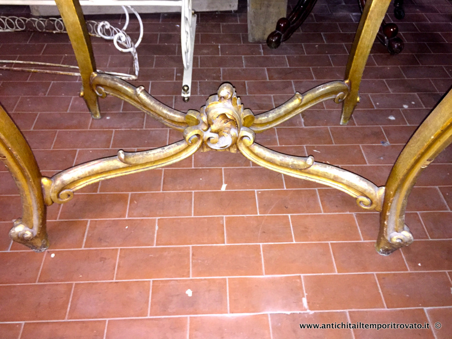 Mobili antichi - Tavoli e tavolini - Delizioso tavolino in legno dorato Antico tavolino dorato e scolpito - Immagine n°5  
