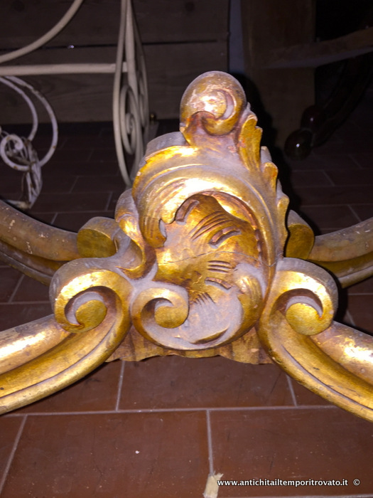 Mobili antichi - Tavoli e tavolini - Delizioso tavolino in legno dorato Antico tavolino dorato e scolpito - Immagine n°6  