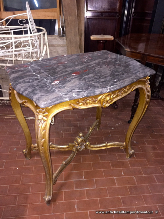 Mobili antichi - Tavoli e tavolini - Delizioso tavolino in legno dorato Antico tavolino dorato e scolpito - Immagine n°8  